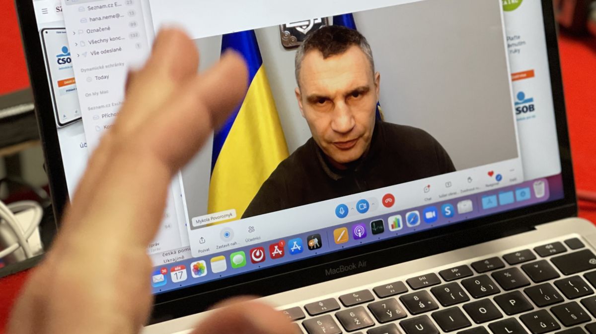 Češi, potřebujeme žebříky a masky, volá Kličko z obléhaného Kyjeva